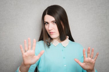 Dur hareket gösteren kadın