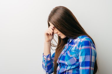 Genç kadın düşünüyor.