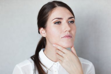 Genç kadın düşünüyor.