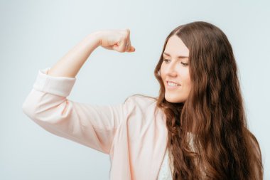 Kız pazı gösterir