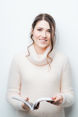 Kadın dergisi okuyor