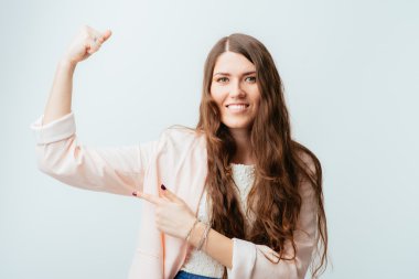 Kız onu pazı gösterir