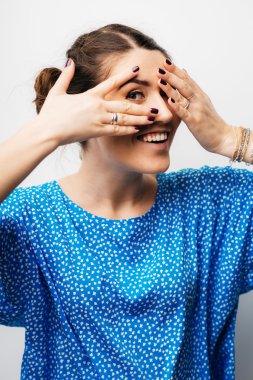 Kız parmaklarından bakıyor