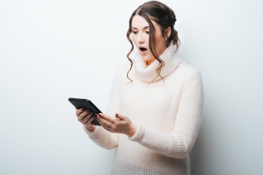 Tablet bilgisayar kullanan kadın