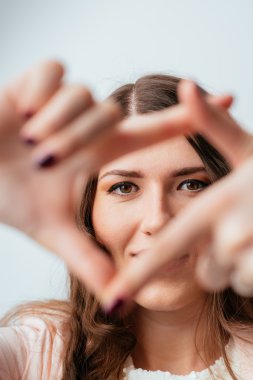 Kız bir çerçeve yapar 