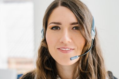  kulaklık üzerinde konuşurken kız