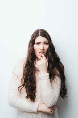 genç kadın mide bulantısı vardır