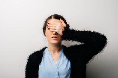 Kız gözlerini kapar.