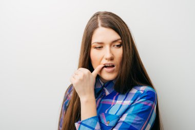 Kız onu çivi ısırıkları