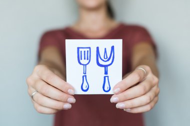 Kağıt üstünde kaşık ve çatal kutsal kişilerin resmi