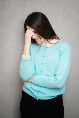 Genç kadın düşünüyor.