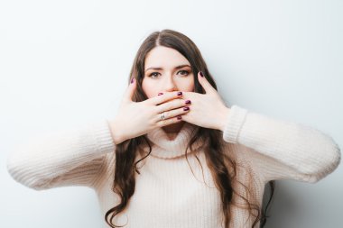 Kız ağzını kapatıyor. 