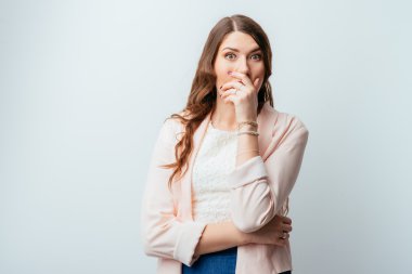  Kız ağzını el ile kapsar