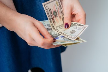  Doları banknot kızla