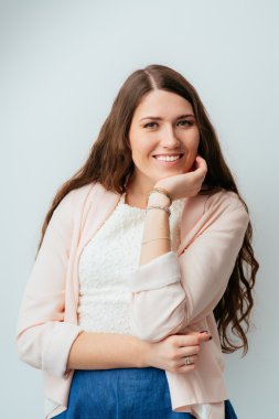 Genç, gülümseyen kadın 