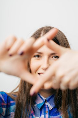 kadın bir karesini gösterir