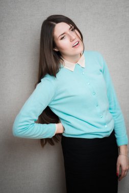 Sırtı ağrıyan kadın