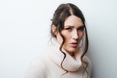 öfkeli genç kadın 