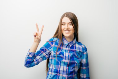 Kadın gösteren zafer jest