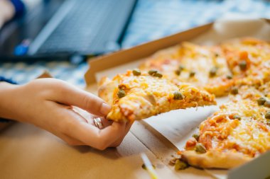 kadın holding dilim pizza