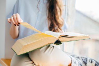  kadının elinde kitap 