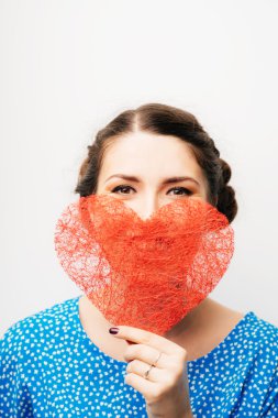 Dekoratif bir kalp tutan kız