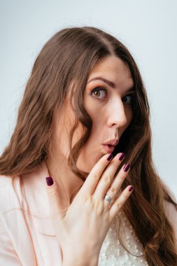  Kız ağzını el ile kapsar