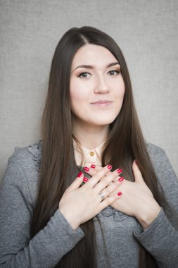 elleri göğsünde tutan kadın