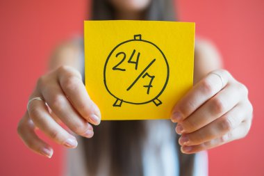 kağıt üzerinde saat 24/7 simgesi