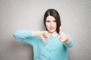  Başparmağını Yukarı Gösteren Kadın 