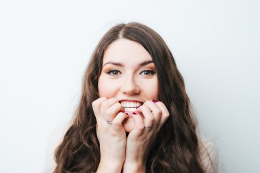 Kız onu çivi ısırıkları