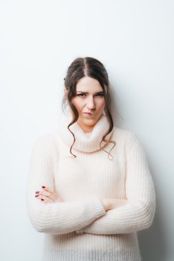 katlanmış ellerle kızgın kız