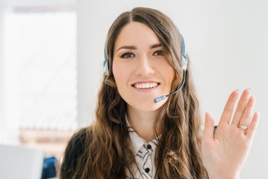  kulaklık sallayarak içinde kız