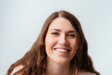 genç kadın gülüyor