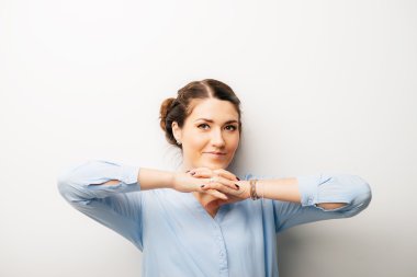 Kız çenesinin üzerinde ellerini koymak.