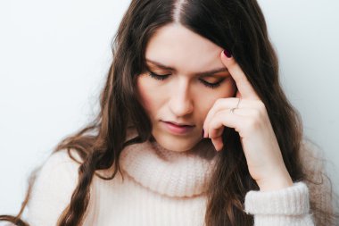 Kafasına dokunan kadın 