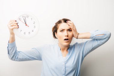 kadın tutarak saati