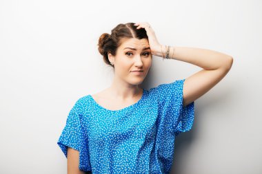 Kız başına elini tutarak