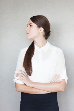 Genç kadın başka tarafa bakıyor. 