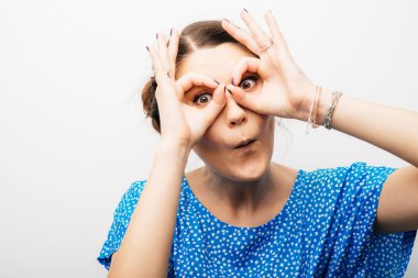 Kız el dürbün gösterir