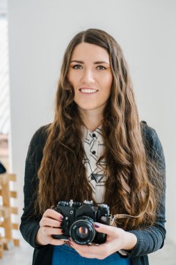 retro kamera ile esmer kız