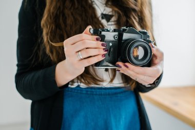 elinde eski fotoğraf makinesi