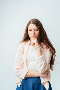 Genç kadın düşünüyor.