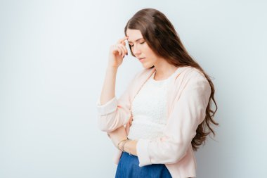 Kafasına dokunan kadın