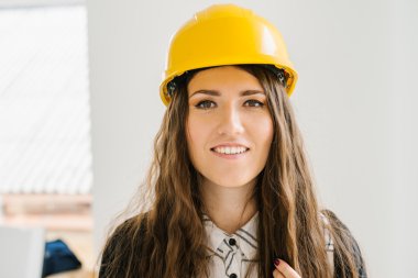 İnşaat kasklı kız.