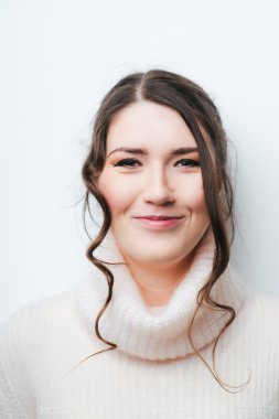 sevimli gülümseyen kız