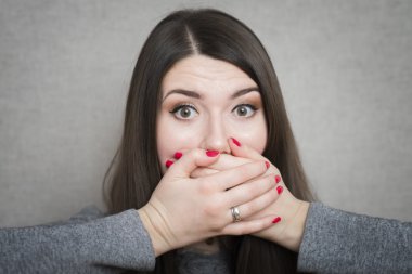 kadının ağzına kapsayan