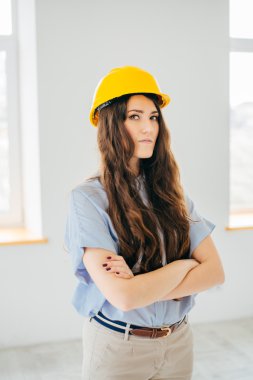 kız sarı kask içinde