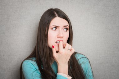 womanbbiting onun tırnak 