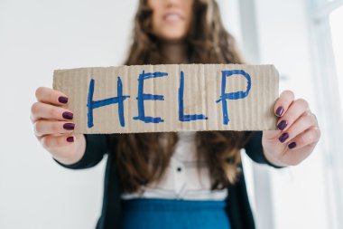 Tabelalı Kadın bir yardım